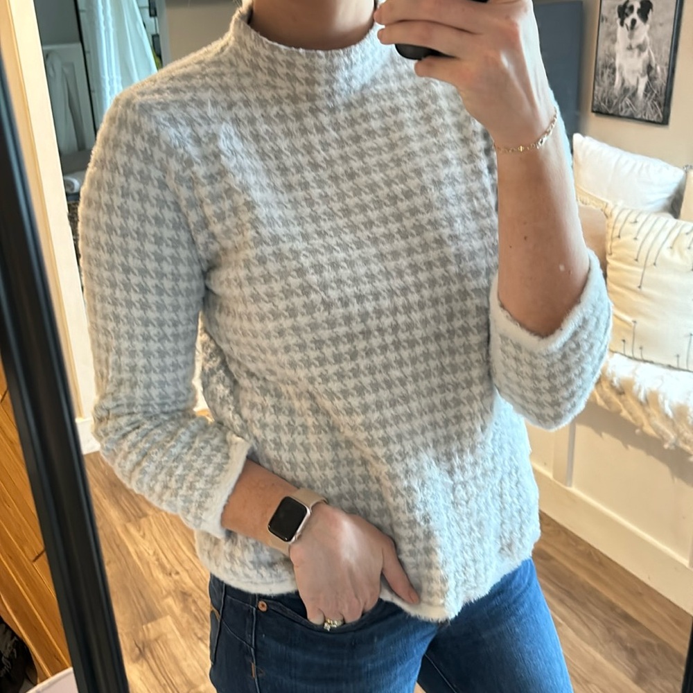 Grey and Ivory Houndstooth sweater-Size
Large. Max Studio. Excellent quality.
